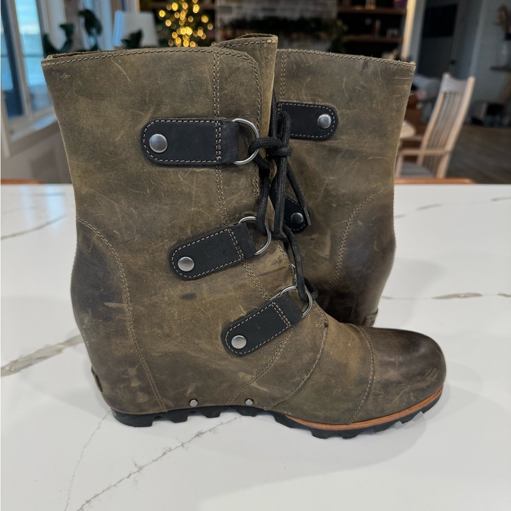 Size 9.5 Joan of Arctic Sorel Wedge Boot Olive Green